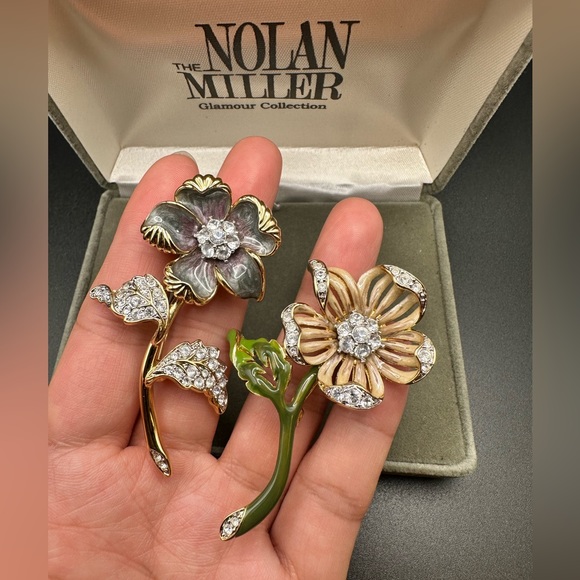 Vintage Nolan Miller Clear Swarovski Rhinestone Enamel Flower Brooch Pin 2 set - Picture 11 of 16